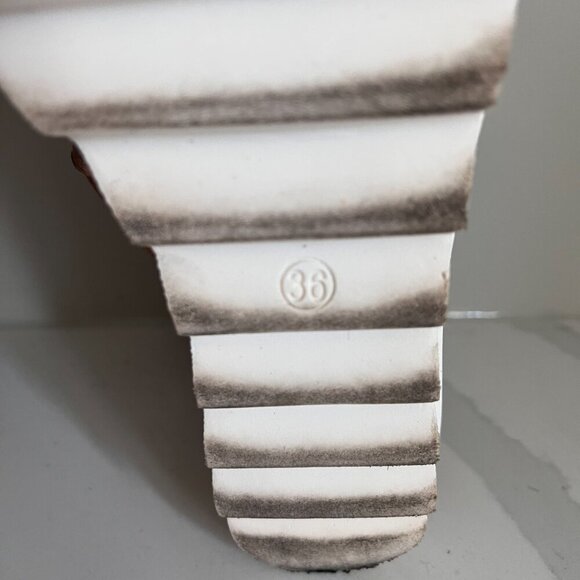 Mjus Woman's Tan Textured Leather Wedge Sandal Size 6 (36) - Picture 15 of 16